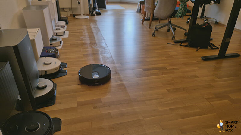 Der Roborock Qrevo Slim wischt im Test den Boden.